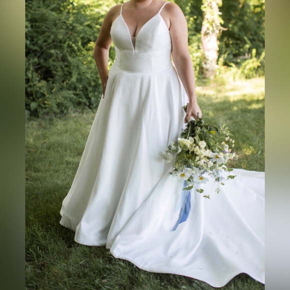 Elegant Allure Wedding Dress - Picture 1 of 5